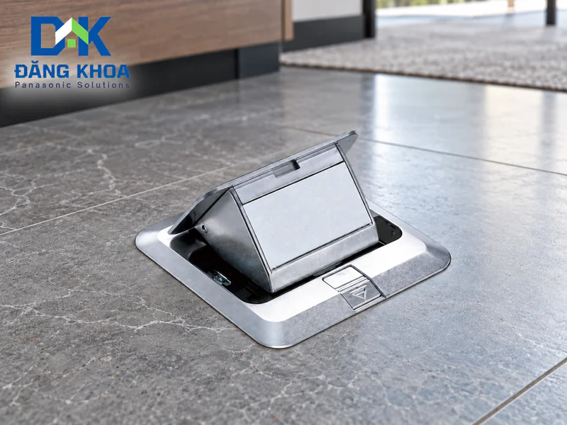 Lắp đặt ho&agrave;n thiện bộ ổ cắm Panasonic ch&iacute;nh h&atilde;ng &acirc;m tường đồng bộ nội thất.